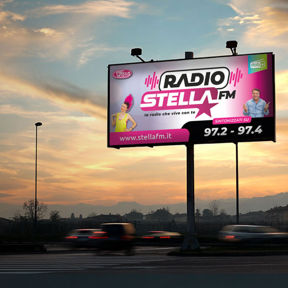 https://studionicolussi.com/wp-content/uploads/2025/12/cartello-stradale-pubblicitario-stella-fm-veneto.jpg