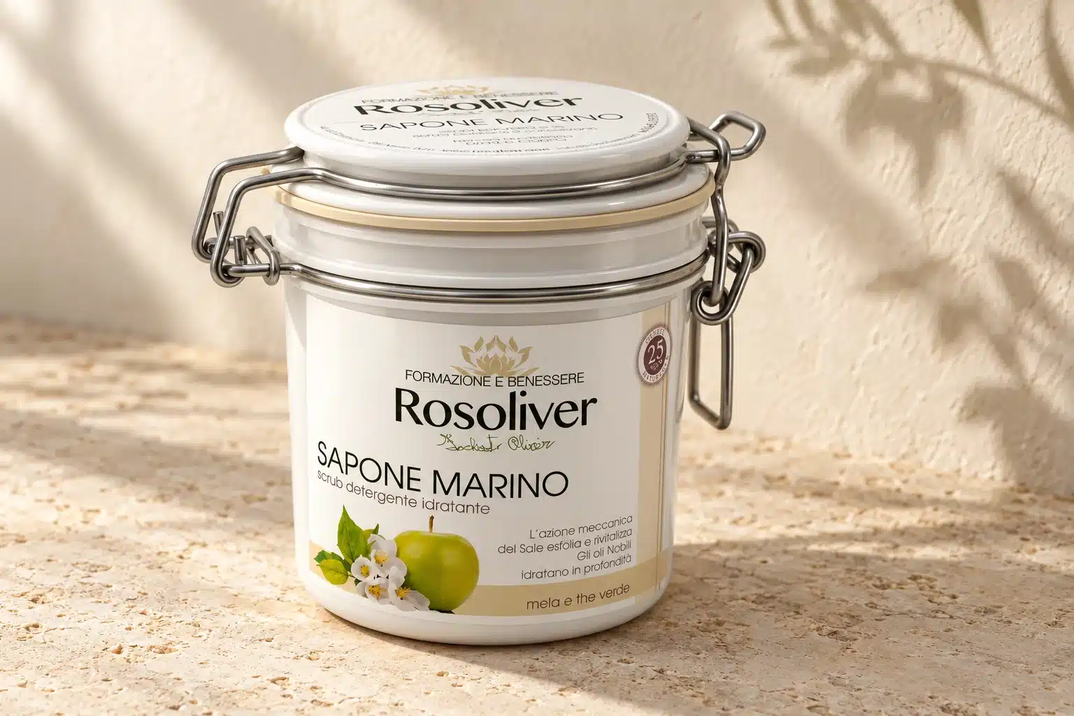 Packaging Rosoliver: Sapone Marino alla mela e tè verde, in un vaso bianco con chiusura metallica.